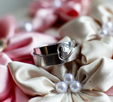 Obrúčky s gravírom v tvare srdca.