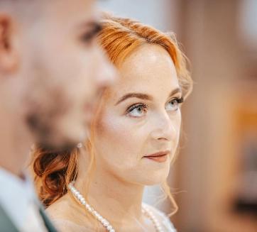 Momentka nevesty počas svadobného obradu.