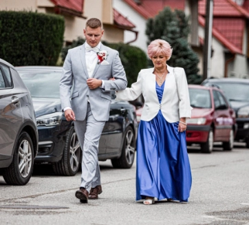 Príchod matky so synom pred kostol na jeho uzavretie sviatosti manželskej.