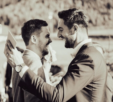 Bratská radosť počas gratulácie k uzatvoreniu manželstva.