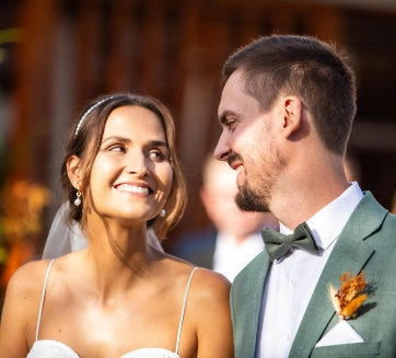 Usmievajúci sa novomanželia na záhrade hotela Zerrenpach v Osrblí.