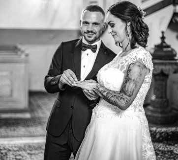 Lukáš nasádza svadobnú obrúčku neveste počas obradu, Evanjelický kostol v Brezne.