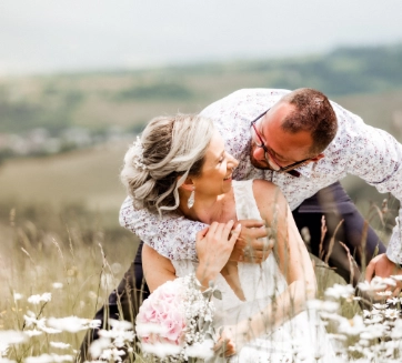 Lúka posiata kvetmi v Brezne spolu s Tomášom a Zuzkou.