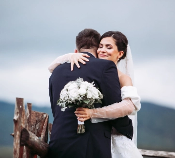 Zuzka a Lukáš v objatí pod hradom Divín.