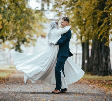 Ženích točiaci sa s nevestou Aďkou v Prešove.