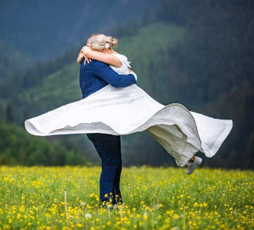 Nevesta v bielych šatách točiaca sa na lúke posiatej púpavou nad obcou Ždiar.
