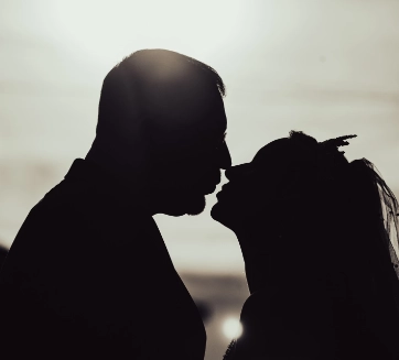 Ženích s nevestou pri západe slnka,fotka čiernobiela