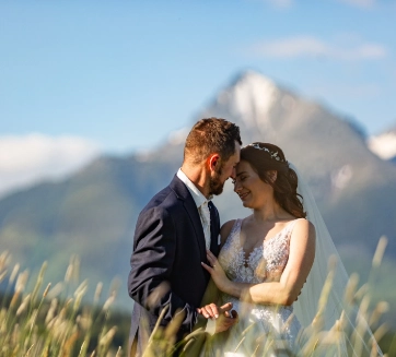 Mladomanželia Dušan a Simona na fotke pod Kriváňom.