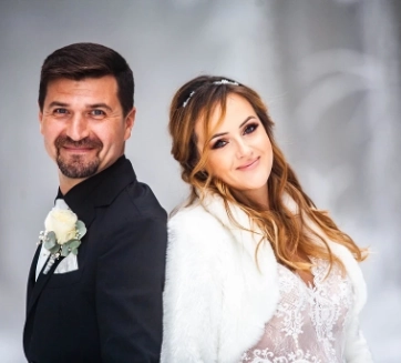 Zimná fotografia novomanželov, nevesta s kožušinou cez ramená.