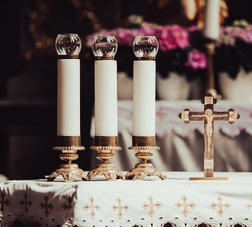 Oltár s výzdobou v Bazilike Narodenia Panny Márie vo Vranove nad Topľou.