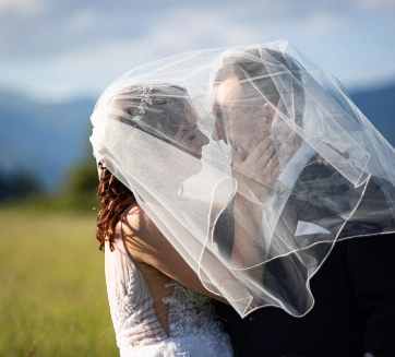 Dušan a Simona v svadobnom závoji pod Vysokými Tatrami.