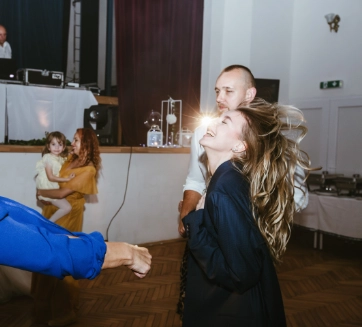 Zábava, tanec v kultúrnom dome Divín.