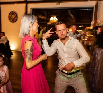 Zábava hostí v spoločenskej sále Koňareň, Prešov.