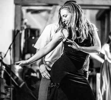 Tanec ženy po konferencií v hoteli Partizán.