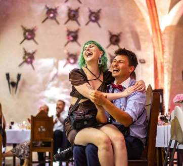 Svadobný hostia počas programu sediaci na stoličke vo Zvolenskom hrade.