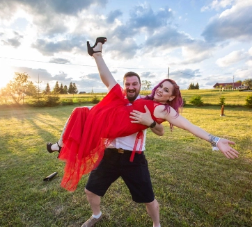 Hostia počas zábavy na záhrade hotela Red Deer v Brezne.