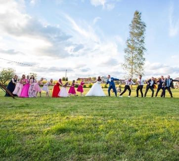 Preťahovanie lanom nevesty a ženícha na záhrade hotela Red Deer v Brezne.